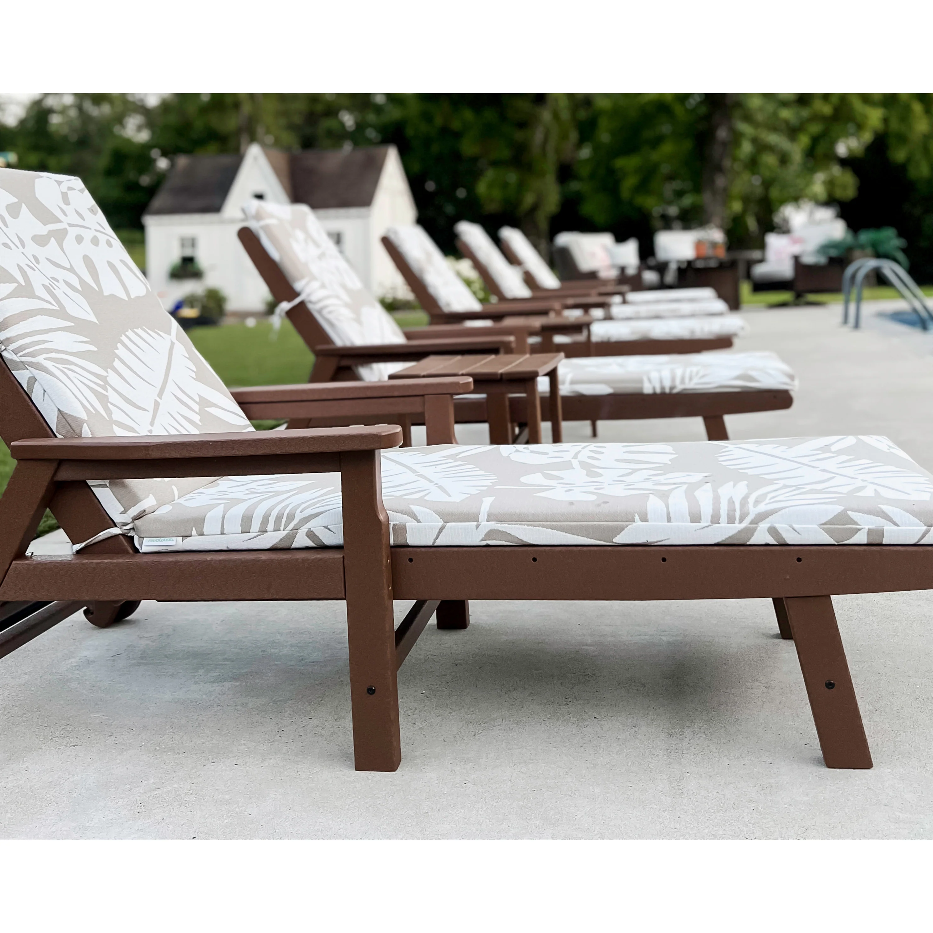Vineyard Chaise with Arms and Wheels - Image 9